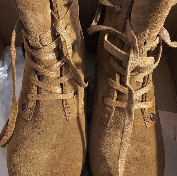 NWT and NIB Bearpaw - Picture 2 of 3